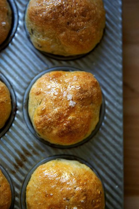 No-knead thyme dinner rolls! Easy and show stopping. Baked in muffin tins, these dinner rolls are a snap to throw together and are always a hit. #noknead #bread #rolls #thyme #holidays #thanksgiving Easy Bake Bread, Dinner Rolls Easy, Savory Bread Recipe, Frozen Dinner Rolls, Peasant Bread, Rolls Easy, Easy Rolls, No Rise Bread, Baked Rolls