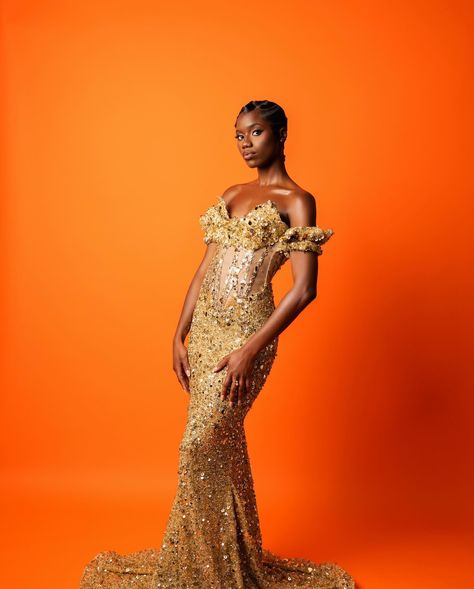 Golden Hour Photoshoot, Cute Maternity Dresses, Family Photo Pose, Golden Birthday, Melanin Poppin, Photoshoot Ideas, Family Photo, Golden Hour, Maternity Dresses