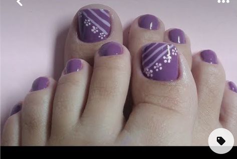 Purple Toenails With Design, Pedicure Ideas Purple, Purple Toe Nails, Flower Toe Nails, Toenail Art Designs, Easy Toe Nail Designs, Feet Nail Design, Pedicure Designs Toenails, Gel Toe Nails