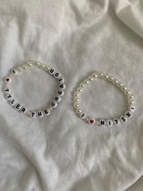 Couple Beaded Bracelets Aesthetic, Bracelet Text Ideas, Song Inspired Bracelets, Beaded Bracelets With Letters, Letter Beads Bracelet, The Neighbourhood Bracelet, Bracelet Ideas With Letters, Chase Atlantic Bracelet, Tyler The Creator Bracelet Ideas