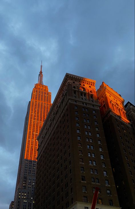 new york city nyc big sunset sunrise golden hour empire state building skyline night aesthetic Golden Time Photography, Sunset Hour Aesthetic, New York Golden Hour, Golden City Aesthetic, Skyline Night Aesthetic, Nyc Sunset Aesthetic, Nyc Sunrise, Golden Hour City, Sunrise Lighting