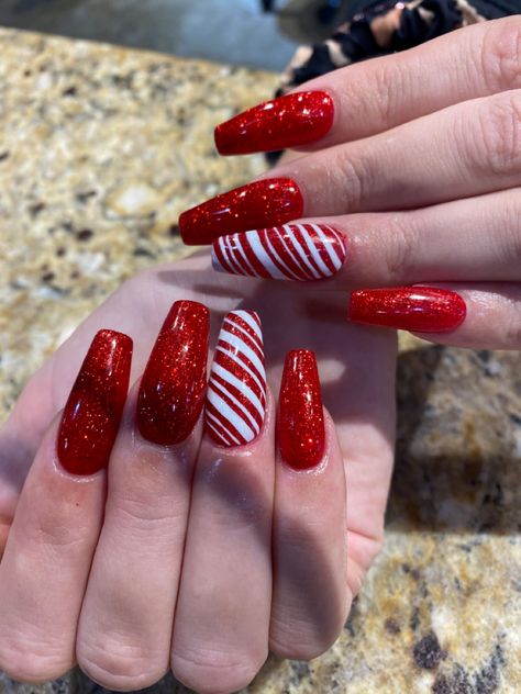 Christmas Nail Art Ideas, Candy Cane Nails, Red Christmas Nails, Festive Nail Art, Red Acrylic Nails, Nail Designs Valentines, Nail Candy, Striped Nails, Christmas Nails Acrylic