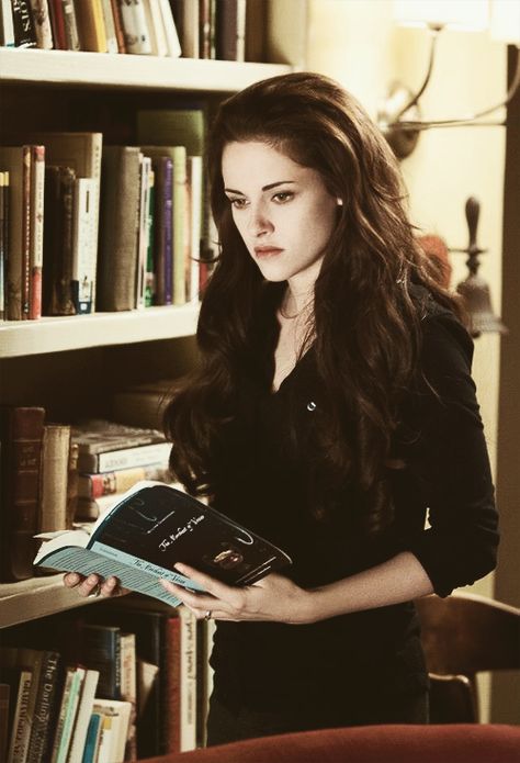 Alice's clue Kristen Stewart Twilight, Twilight Saga Books, Billy Burke, Twilight Outfits, Twilight Saga Series, Bella Cullen, Twilight Breaking Dawn, Twilight Edward, Breaking Dawn Part 2