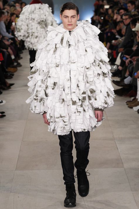 Christopher Raeburn, Look #30 David Bowie Fashion, Ruffle Trend, Christopher Raeburn, 2016 Menswear, Weird Fashion, Mens Fashion Week, Menswear Fashion Show, Fashion Marketing, Alexander Mcqueen Men