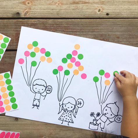 Jess | learn & bloom 🌺 on Instagram: “Dot sticker counting 🎈 . . . Dot stickers make a simple and playful learning activity that toddler’s love! 🙌🏻 The peeling and sticking help…” Toddler Journal, Breakfast Invitation, Conference Activities, Preschool Journals, One To One Correspondence, Dot Marker Activities, Tuff Spot, Toddler Curriculum, Preschool Workbooks