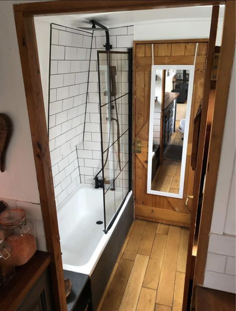 Houseboat Bathroom Ideas, Boat Bathroom Ideas, Boat Bathroom, Boathouse Interior, Narrowboat Bathroom Ideas, Narrowboat Bathroom, Narrow Boat Interior Ideas, Narrowboat Bathroom Layout, Narrow Boat Interior