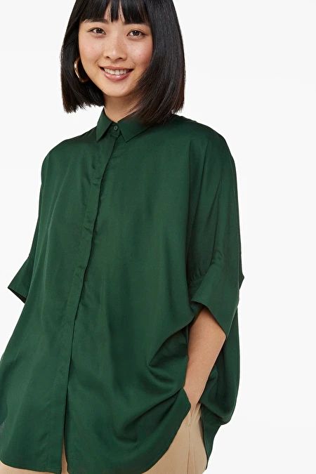 Oversized boxy shirt - Forest green - Tops - Monki AT Boxy Top Outfit, Colorful Maximalism, Oversized Boxy Shirt, Boxy Shirt, Green Tunic, Costume Inspo, Boxy Top, Maximalism, Tie Front Blouse