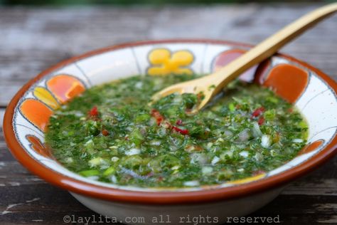 Ají criollo - Ecuadorian hot sauce Plantain Soup, Ecuadorian Food, Roasted Jalapeno, Hot Sauce Recipes, Green Sauce, Wooden Spoon, Stuffed Hot Peppers, Sauce Recipes, Hot Sauce