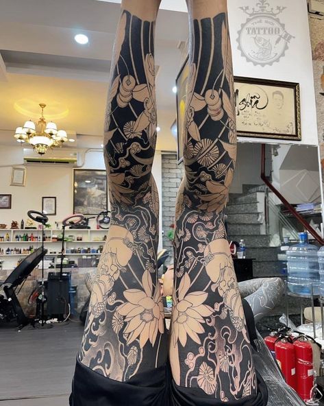 Negative Space Leg Sleeve, Japanese Tattoo Women Leg, Yakuza Tattoo Leg, Irezumi Tattoos Leg, Traditional Japanese Tattoo Leg Sleeve, Japanese Traditional Leg Sleeve, Knee Pit Tattoo, Blackout Geometric Tattoo, Japanese Tattoo Leg Sleeve