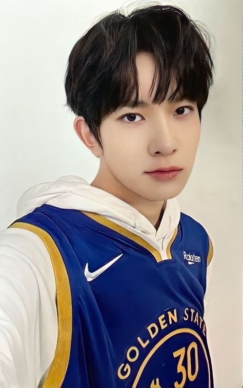 Lee Heesung, Enhypen On Twitter, Lee Evans, Haikyuu Karasuno, Blue Pictures, Lee Heeseung, Boyfriend Photos, Phone Wallpaper Patterns, Korean Artist