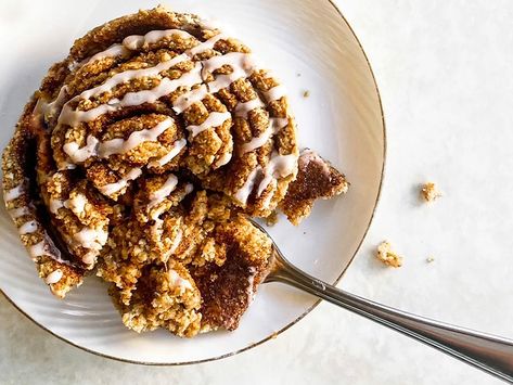 Cinnamon Roll Baked Oatmeal, Healthy Cinnamon Roll, Oatmeal Cinnamon, Oatmeal Vegan, Healthy Cinnamon Rolls, Biscuits Diététiques, Cinnamon Roll Bake, Baked Oats, Cinnamon Rolls Recipe