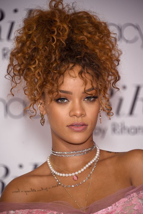 Rihanna With Copper-Brown Hair Trendy We Fryzurach, Rihanna Hairstyles, Brown Curly Hair, Fashion Hairstyles, Colored Curly Hair, Hair Color Auburn, Curly Hair Styles Easy, Penteado Cabelo Curto, Auburn Hair