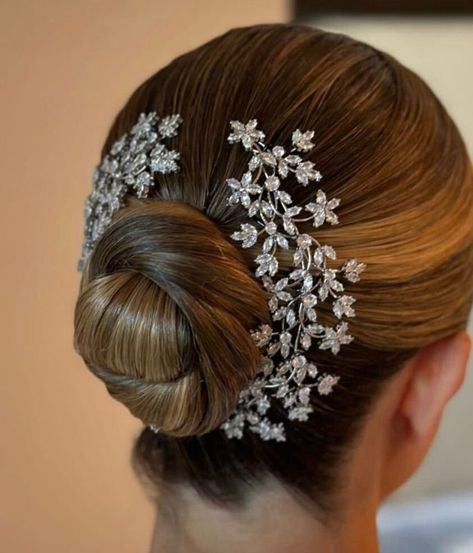 Add radiant elegance to your bridal look with our simulated diamonds hair comb. Sparkling with brilliance, this stunning accessory effortlessly secures in your hair, perfect for any wedding hairstyle. Make unforgettable memories with this timeless piece.  Wear it multiple ways: Gracefully over a bun, adorn your hair whether it's up or down, let it shine as side wings, add a touch of elegance as a side piece, or secure it with a ponytail. Bridal Hair Bun With Hair Piece, Bridal Bun With Hair Piece, Hair Pieces For Wedding, Bride Stuff, Different Hair Styles, Bridal Bun, Diamond Hair, Bridal Hair Buns, Different Hair