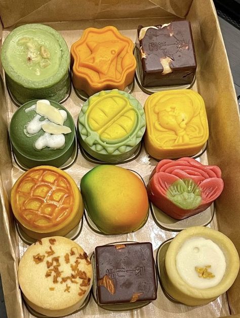 Asian Desserts Aesthetic, Mooncakes Aesthetic, Mooncake Aesthetic, Makanan Cepat Saji, Chinese Cake, Kue Macaroon, Chinese Snacks, Pretty Dessert, Makanan Diet