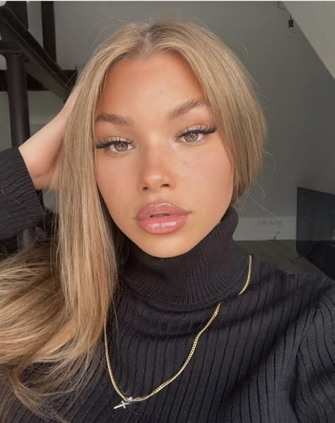 Blond Caramel, Brown Eyes Hair, Brown Skin Blonde Hair, Extreme Beauty, Blonde Baby, Blonde Natural Hair, Wig Ideas, Cute Hair Colors, Selfie Inspo