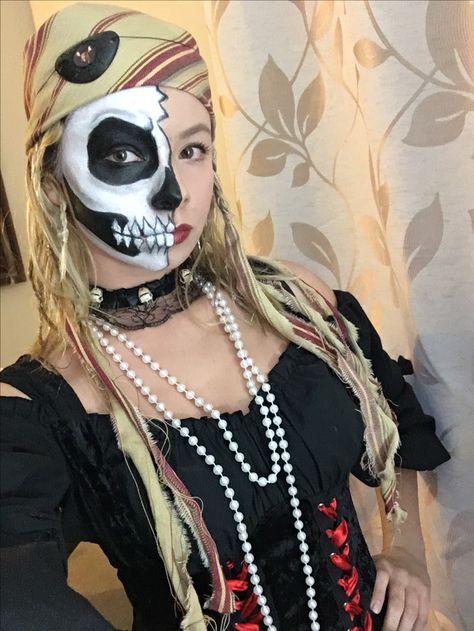 Half skull makeup pirate costume Makeup Pirate, Half Skeleton Face, Half Skull Makeup, Pirate Makeup, Skeleton Pirate, Pirate Costume Diy, Pirate Skeleton, Half Skull, Skeleton Face