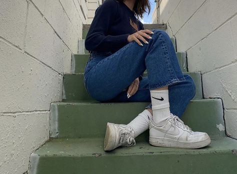 @emmachamberlain Long White Nike Socks Outfit, Long Socks Outfit Sneakers Jeans, Long Nike Socks Outfit, Styling Air Force 1 Women, Long Socks Outfit Sneakers, Long Socks Outfits, Outfits With Nike Socks, Ankle Socks Outfit, Nike Socks Outfit