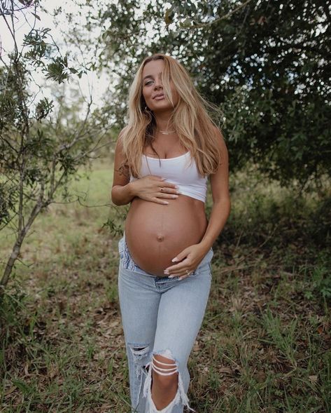 Denim And White Maternity Shoot, Fall Maternity Shoot, Maternity Picture Outfits, Baby Announcement Photoshoot, Cute Pregnancy Pictures, Outdoor Maternity Photos, Trendy Maternity Outfits, Maternity Photography Poses Pregnancy Pics, Couple Pregnancy Photoshoot