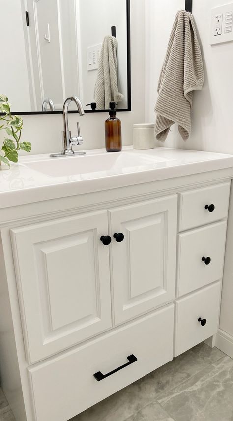 White bathroom vanity makeover on a budget Budget Friendly Bathroom Remodel, Main Bathroom Remodel, Old Bathroom Vanity, Vanity Redo, Powder Room Redo, Small Full Bathroom, 48" Vanity, Old Vanity, White Bathroom Vanity