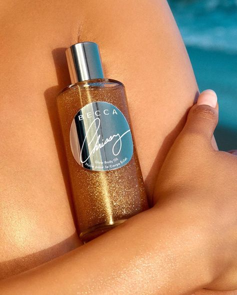 After two successful collaborations, Chrissy Teigen and Becca Cosmetics are joining forces once more for a shimmery body oil that's perfect for summer. Summer Beauty Essentials, Shimmer Body Oil, Becca Cosmetics, Glowing Makeup, Chrissy Teigen, Bagan, Body Makeup, Bold And Beautiful, Body Mist