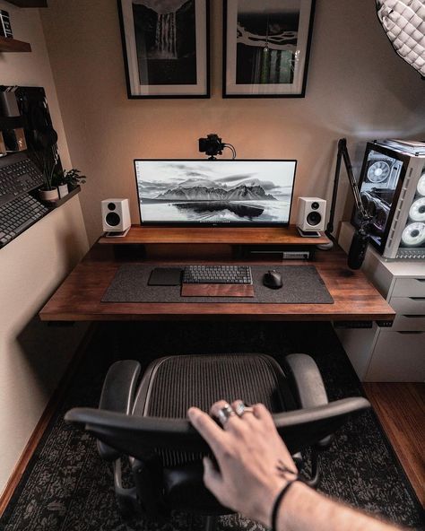 Must-Have Gadgets for a Modern Office#14 Mini Desk Setup, Mac Mini Setup, Setup Pc, Dual Monitor Setup, Nice Houses, Desk Setups, Home Studio Setup, Gaming Setups, Desk Inspiration