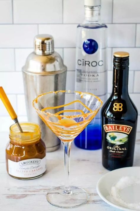 Bailey's Salted Caramel Drinks, Caramel Martini Recipe, Salted Caramel Martini Recipes, Bailey’s Salted Caramel Recipes, Salted Caramel Drinks Alcohol, Easy Baileys Drinks, Baileys Salted Caramel Recipes, Baileys Salted Caramel Drinks, Baileys And Vodka Drinks