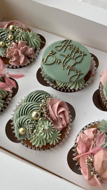 Sweet Cravings on Instagram: "Pretty cupcakes 🌸🌸 . . #colourmillpow #colourmillmade . . #sweetcravingsforever #prettycupcakes #colourmill #birthdaycupcakes #cupcake #cupcakes #cupcakesofinstagram #cupcakedecorating #cupcakestyles #cupcakeinspiration #cupcakeart #cupcakelove #beautifulcupcakes #gorgeouscupcakes #pinkandgreen #girlycupcakes #reel #reels #reelsinstagram #reeloftheday #reeltrending #trendingreels #bakersreels #birthdayreels #cupcakereels #instareels #instabake" Trending Cupcake Designs, Girly Cupcakes Birthday, Pink And Green Cupcakes, Beautiful Cupcakes Birthday, Cupcakes Green, 40th Birthday Cupcakes, Eid Cupcakes, Green Cupcakes, Gold Cupcakes