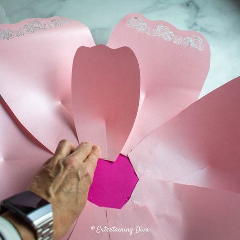 Mother's Day Decorations Party Decor, Diy Giant Paper Flowers, Paper Flower Backdrop Diy, Baby Shower Spring, Easy Decorations, Giant Paper Flowers Diy, Diy Party Decor, Easy Party Decorations, Party Backdrops