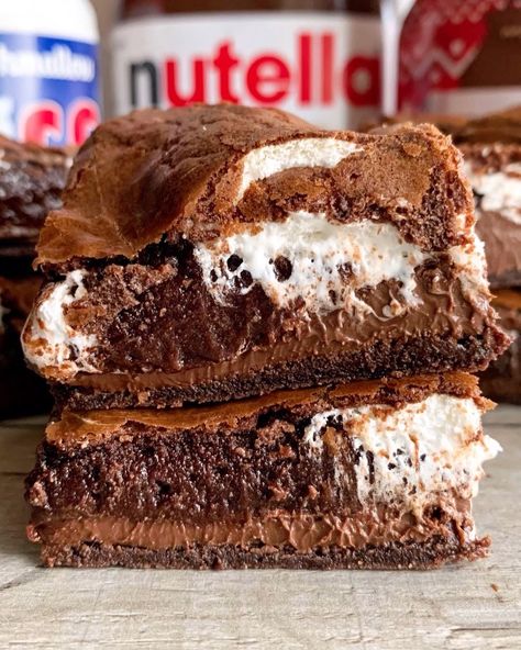 Fitwaffle Kitchen’s Instagram profile post: “NUTELLA MARSHMALLOW STUFFED BROWNIES 😍 A super fudgy brownie, stuffed with a thick layer of Nutella and marshmallow fluff 🤤 These kinda…” Fitwaffle Kitchen, Fluff Recipes, Stuffed Brownies, Marshmallow Fluff Recipes, Marshmallow Brownies, Pink Cake Toppers, Fluff Recipe, Blondies Bars, Nutella Brownies