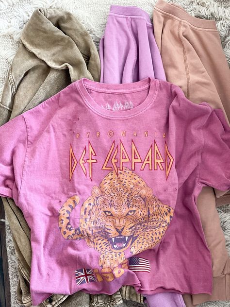 Summer Outfit Inspiration - Def Leppard Band Tee - Cropped Tee Shirt Def Leppard Outfit, Def Leppard Shirt, Preppy Tops, Preppy Shirt, Trendy Shirt Designs, Casual Preppy Outfits, Cute Graphic Tees, Cute Preppy Outfits, Def Leppard