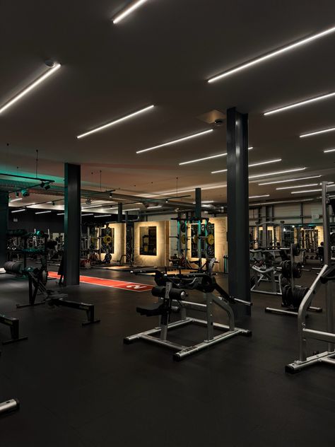 Clean and dark picture of a empty gym with good visuals Jd Gym, Gym At Night, Late Night Gym, Gym Pic, Last Hours, Gym Aesthetic, Side Yard, 2024 Vision, Late Night