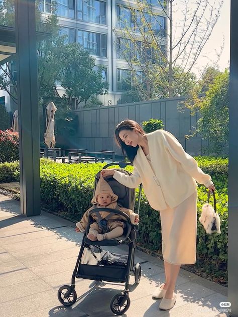 Rich Asian Family Aesthetic, Rich Asian Mom Aesthetic, Mom Vibes, Muslim Family, Family Weekend, Asian Kids, Foto Baby, Asian Babies