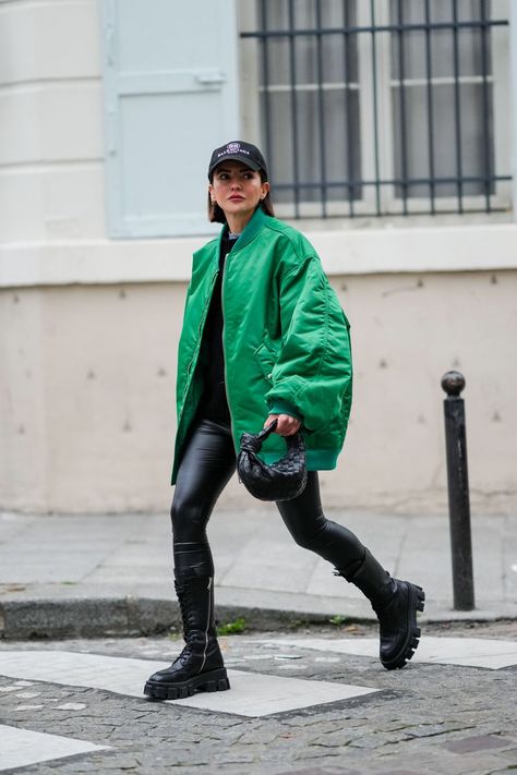 Leggings And Combat Boots, Best Puffer Jacket, Bulky Scarf, Leggings Outfit Winter, Utilitarian Style, Wearing All Black, Winter Leggings, Oversized Jacket, Jacket Pattern