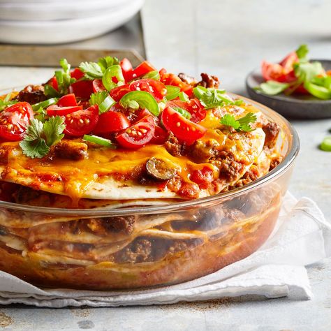 Burrito Pie Burrito Pie, Moist Chicken Breast, Peanut Butter Sauce, Cheesy Casserole, Beef Casserole, Good Eats, Pasta Recipes, Food Inspiration, Beef Recipes