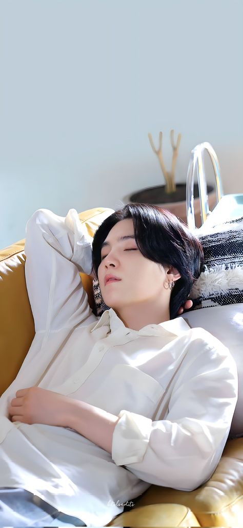 Sleeping Wallpaper, Bts Sleeping, People Pt 2, Boyfriend Sleeping, Yoongi Wallpaper, Min Yoongi Wallpaper, Wallpaper Photo, Suga Yoongi, Yellow Shirt