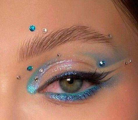 Siren Make Up, Water Inspired Makeup, Water Makeup Looks, Vogue Secrets, Festival Eye Makeup, Cheer Makeup, Fish Makeup, Funky Makeup, Concert Makeup