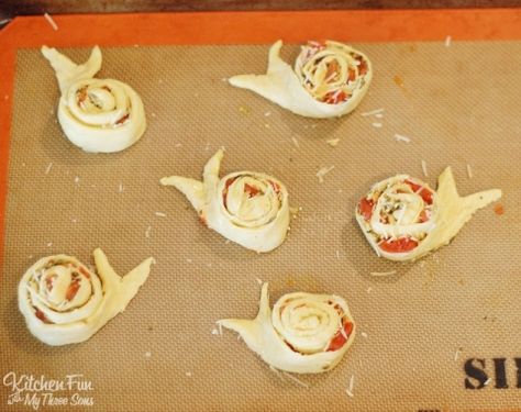 Snail Pesto Pinwheels Appetizer from KitchenFunWithMy3Sons.com Snail Party Ideas, Appetizer For Kids, Kids Picnic Foods, Snail Party, Pesto Pinwheels, Snails Recipe, Tomatoes And Cheese, Pizza Pastry, Pinwheels Party