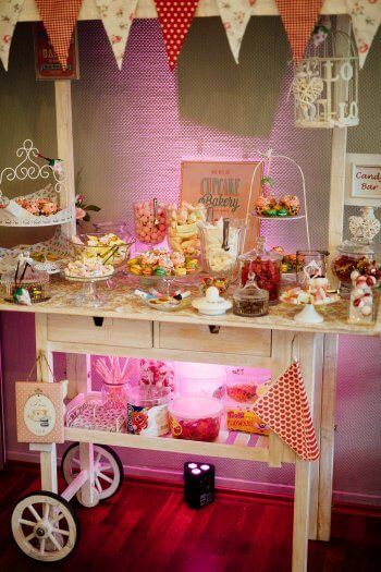 Solch ein toller Candybar Wagen im Vintage Style wird definitiv die Anlaufstelle Nummer Eins bei eurer Hochzeit. © Paul Träger  #candybar #vintage Candy Bar Wedding, Stevia Plant, Dessert Buffet, Wedding Bar, Birthday Sign, Candy Shop, Wedding Deco, Diy Wedding Decorations, Dessert Bars