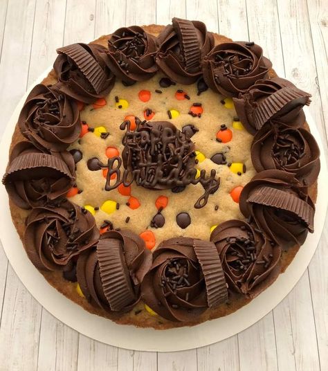 Cookie Cake For Men, Big Cookie Decorating Ideas, Cookie Cake Birthday Designs, Fall Cookie Cakes, Cookie Cake Aesthetic, Summer Cookie Cake, Cookie Cake Decorating Ideas Birthdays, Fall Cookie Cake, Cookie Cakes Decorated