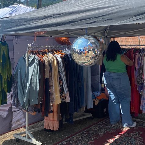 Pop Up Flea Market, Flea Market Booth Aesthetic, Vintage Clothing Pop Up Booth, Market Day Aesthetic, Vintage Clothing Pop Up, Pop Up Vintage Shop, Popup Market Booth, Market Stall Aesthetic, Thrift Market Aesthetic