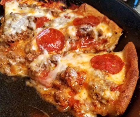 Cast Iron Skillet Recipes Dinner, Cast Iron Skillet Pizza, Chicago Style Deep Dish Pizza, Cast Iron Skillet Cooking, Deep Dish Pizza Recipe, Chicago Deep Dish Pizza, Cast Iron Pizza, Skillet Pizza, Chicago Style Pizza