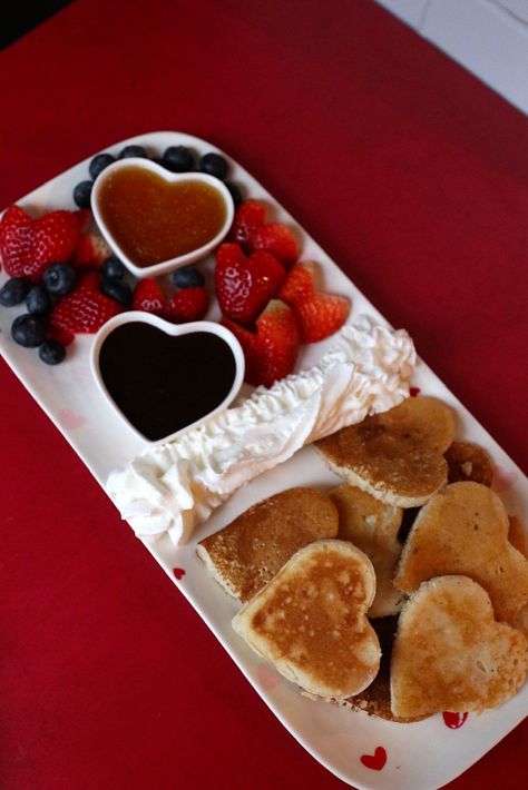 Mini Heart Pancakes, V Day Breakfast Ideas, Breakfast Valentines Day Ideas, Heart Breakfast Ideas, Special Food Ideas, Baking Ideas For Valentines Day, Valentine’s Day Pancakes, Valentines Day Recipes Breakfast, Heart Food Shaped