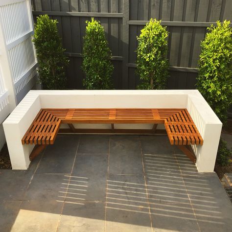 Custom Outdoor Seating Diy, Outdoor Seats, Small Back Gardens, Turf Backyard, Wooden Bench Seat, Diy Outdoor Seating, Small Garden Landscape, Modern Backyard Landscaping, Deck Designs Backyard