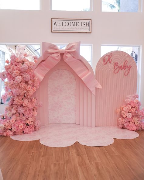 Bow Theme Baby Shower 🎀🌸 #bow #bowtheme #bowthemebabyshower #bowthemedparty #bowbackdrop #pinkbow #pinkbows🎀 #pinkbowtheme #pinkbowtheme🎀 #babyshower #babyshowerideas #babyshowerbackdrop #babyshowerflowers #fauxflowers Bow Baby Shower Theme Girl, Pink Bow Baby Shower Theme, Spring Baby Shower Themes, Bow Theme, Bow Baby Shower, Events Decor, Baby Shower Flowers, Baby Shower Backdrop, Shower Themes