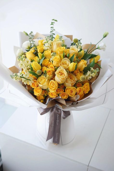 Yellow Flowers Bouquet Gift, Yellow Bouquet Aesthetic, Florist Reference, Yellow Flowers Bouquet, Gold Bouquet, Best Roses, Diy Bouquets, Luxury Flower Bouquets, Yellow Bouquets