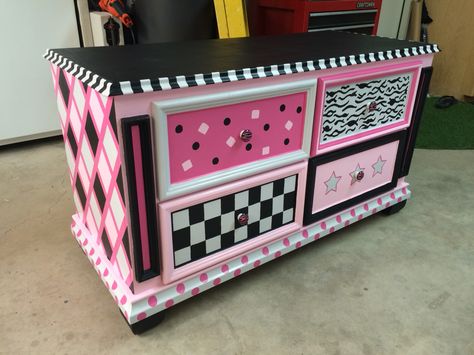 Designs On Dressers Painted, Cool Painted Dressers, Dresser Makeover Colorful, Dresser Painting Ideas Aesthetic, Custom Painted Dresser, Custom Dresser Ideas, Diy Dresser Painting Ideas, Fun Dresser Painting Ideas, Hand Painted Dressers Diy