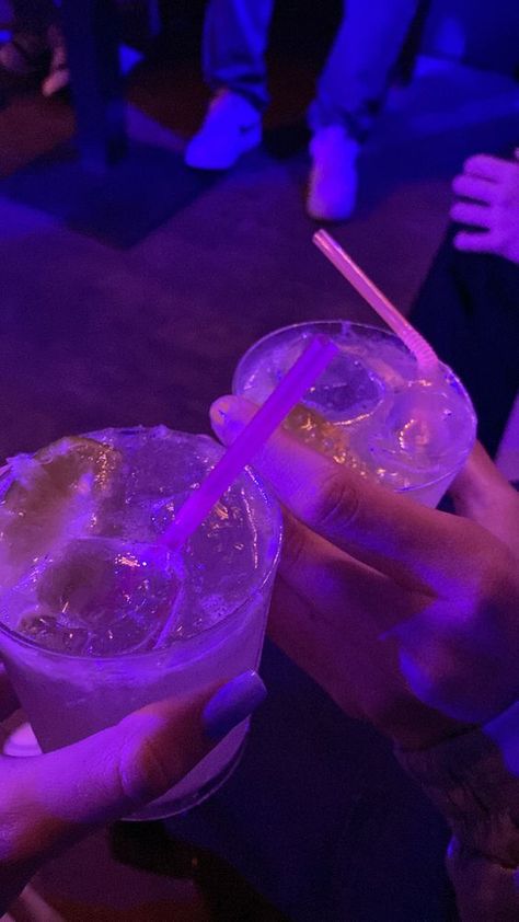 Club Drinks Aesthetic, Girls Drinking Alcohol Aesthetic, Girl Drinking Alcohol Aesthetic, Night Club Wallpaper, Drink Night Aesthetic, Club Drinks Night, Drinks Night Out Instagram Story, Drink Aesthetic Alcoholic, Night Out Aesthetic Drinks