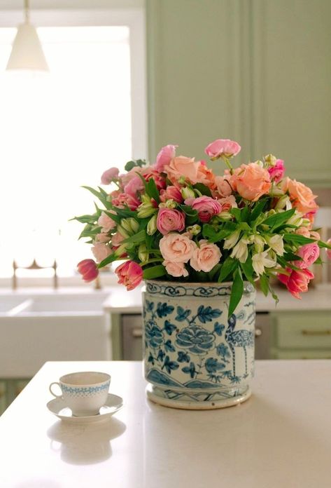 The Art of Simple Living 𝓫𝔂𝓜𝓮𝓰 ༄ Flower Arrangements Aesthetic, Flowers In Home, Home Bouquet, Stars Earrings, Ashley Brooke, Spring Bouquet, Deco Floral, Arte Floral, Love Flowers