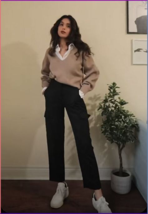 Outfit Ideas Formal Classy, Cold Business Casual Outfits, Smart Casual Evening Outfit Women, Sweater Office Outfits, Receptionist Outfit Front Desk Casual, Work Party Outfit Winter, Office Ootd Work Outfits, Female Engineer Outfit, Winter Outfits For College