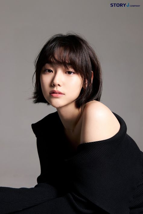 Short Hair Styles Korea, Jellyfish Haircut, Bob Pendek, Kang Mina, Hair Style Korea, Kim Chungha, Popular Actresses, Haircut Inspiration, Heart Face Shape